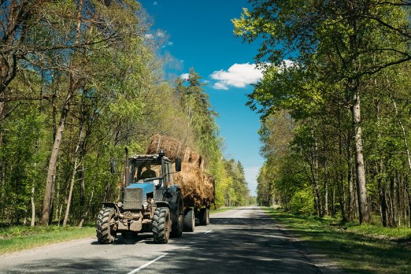 Gefahr auf deutschen Landstraßen durch landwirtschaftliche Fahrzeuge